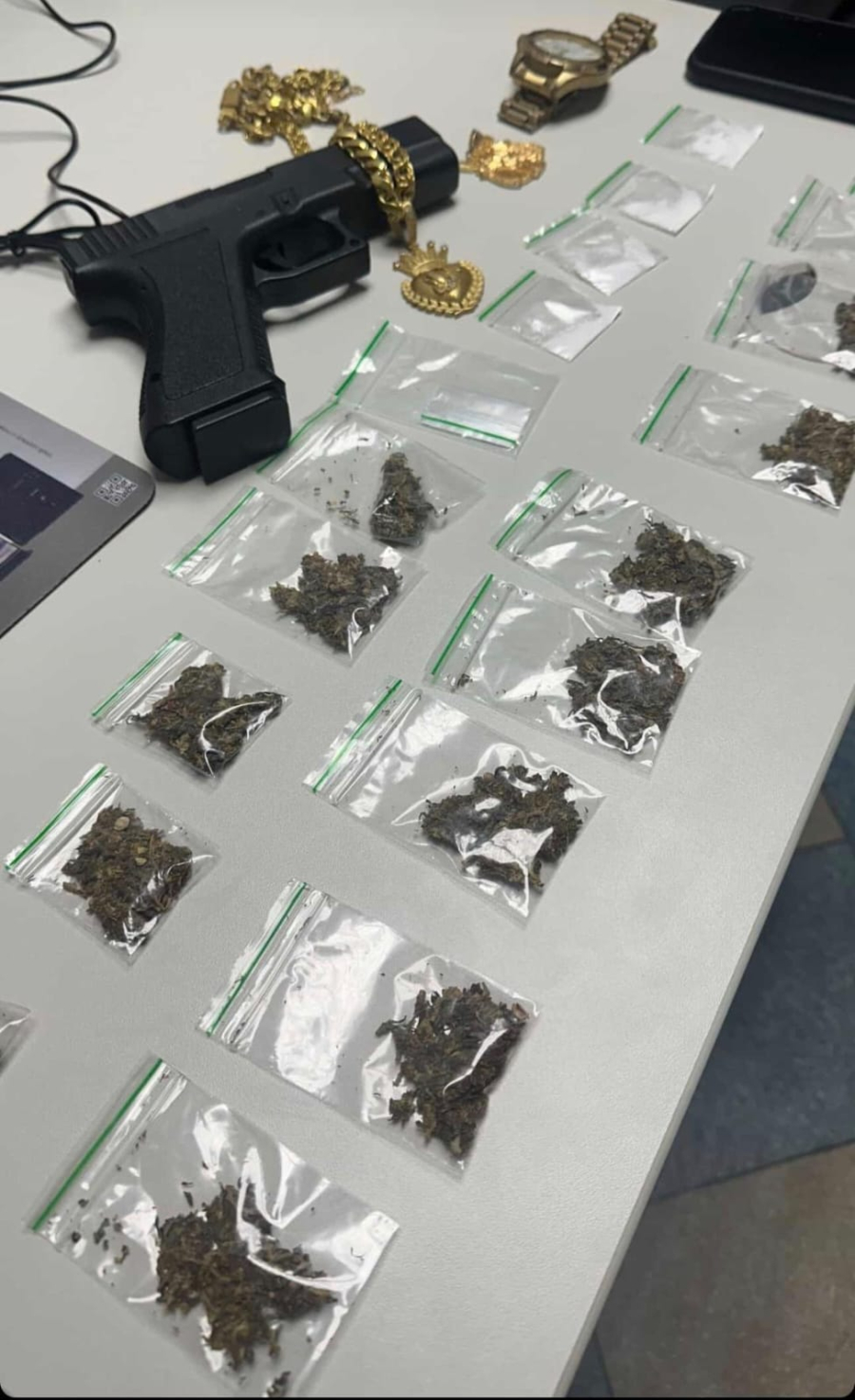 Polícia Militar apreende simulacro de arma e drogas em Camaçari